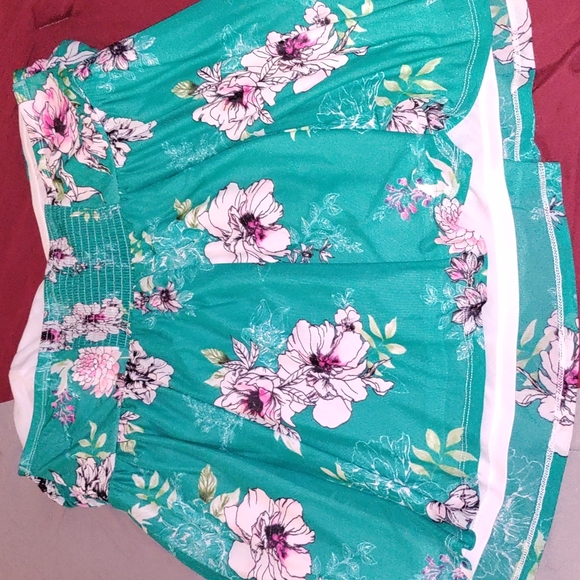 Plus size top - Picture 2 of 3